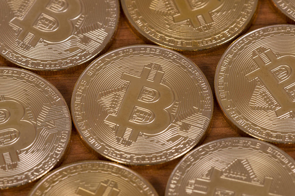 vários bitcoins dourados em cima da mesa de madeira
. - Foto, Imagem