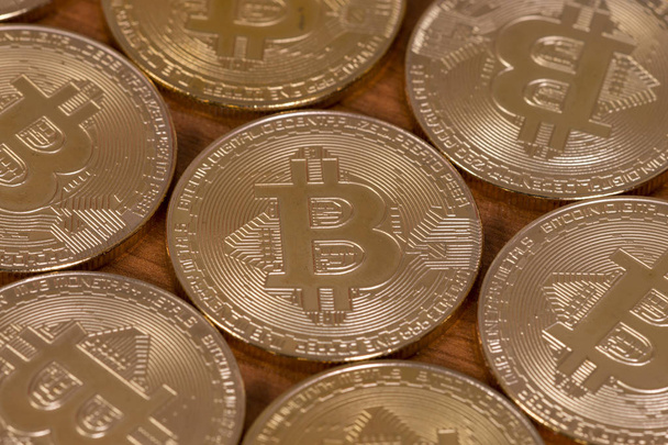 vários bitcoins dourados em cima da mesa de madeira
. - Foto, Imagem