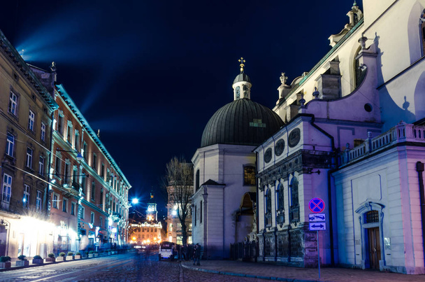 Noche escénica Lviv arquitectura del paisaje urbano en la larga exposición
 - Foto, Imagen