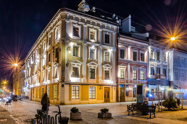 Scenic yö Lviv kaupunkimaisema arkkitehtuuri pitkän altistumisen
 - Valokuva, kuva