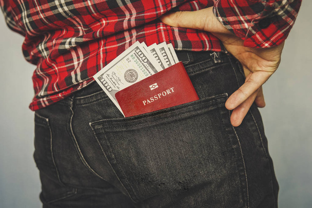 ジーンズのポケットに赤いパスポート - 写真・画像