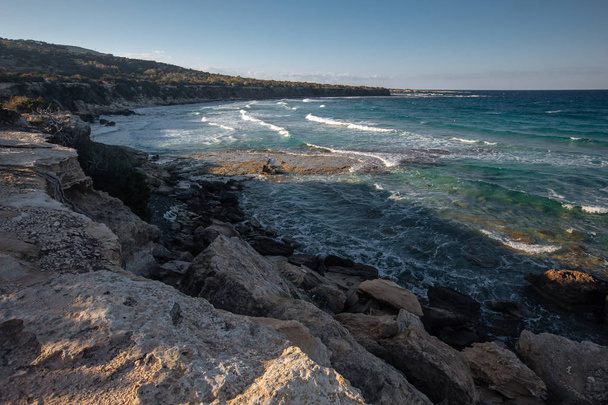 Skály na pobřeží moře na Kypru, nedaleko Paphosu  - Fotografie, Obrázek