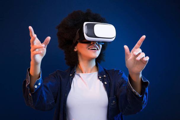 Virtuális valóság az egész! Vértes figyeli a képzeletbeli világ, a 3D-s szemüveg a csinos fiatal hölgy portréja. - Fotó, kép