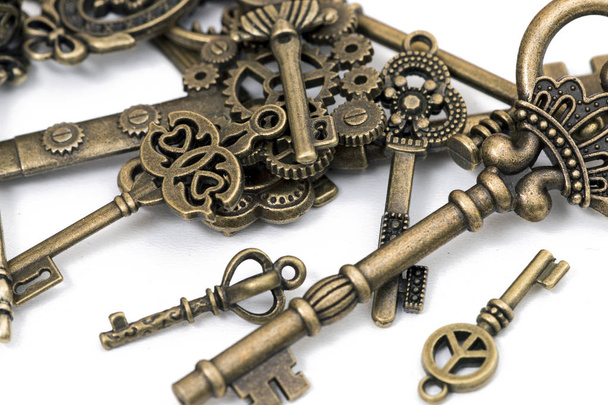 fantasia vintage detalhou chaves douradas isoladas em um fundo branco
. - Foto, Imagem