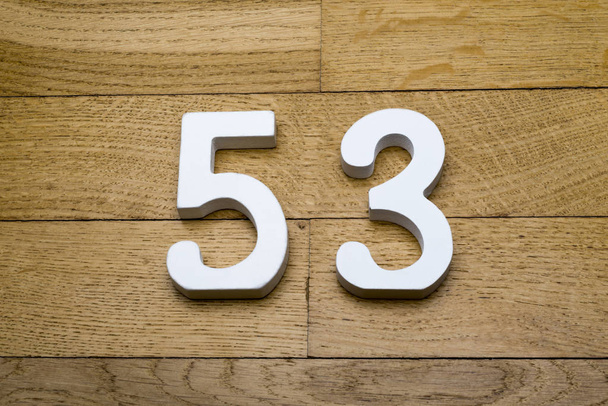 Cinquenta e três figuras em um piso de parquet de madeira
. - Foto, Imagem