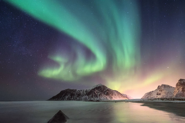 Northern light pod górami. Piękne krajobrazy w Norwegii - Zdjęcie, obraz