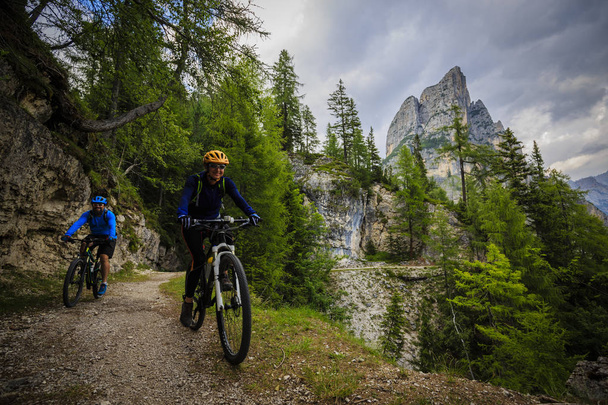 Bicicleta de montanha casal com bicicletas na pista, Cortina d 'Ampezzo, D
 - Foto, Imagem