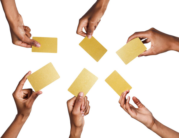 Mano masculina negra con tarjetas de visita doradas. Set, aislado en blanco
. - Foto, imagen