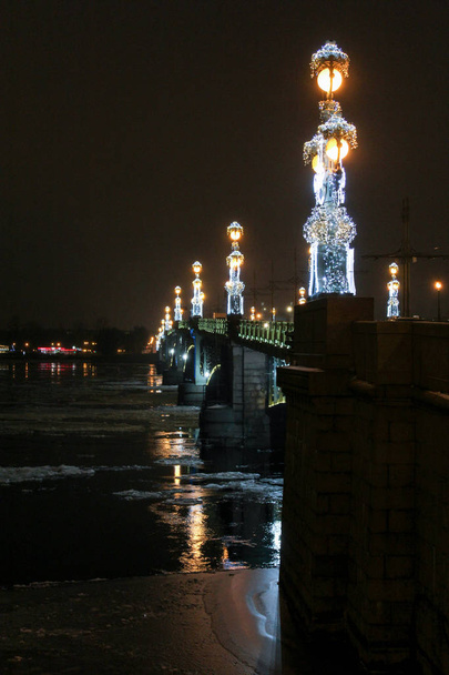 Ночное освещение Троицкого моста
. - Фото, изображение