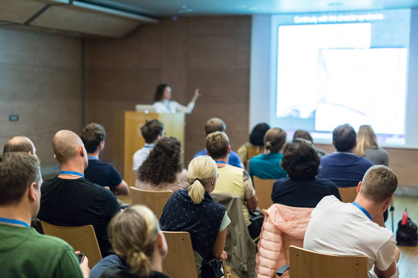 Mujer dando presentación en sala de conferencias en la universidad. - Foto, Imagen
