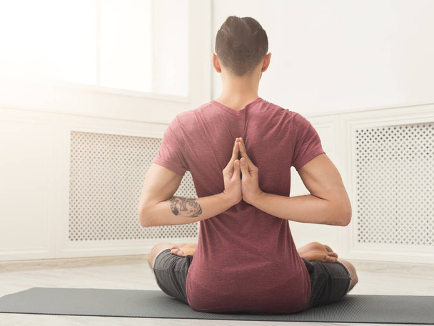 Jonge man praktizerende yoga, Reverse gebed vormen - Foto, afbeelding