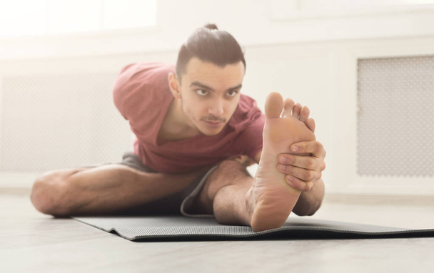 Fitness man at legs stretching training - Foto, Bild