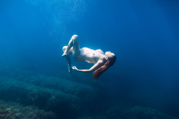 青い海で若い魅力的な妊娠中の女性、ダイビング、水中 - 写真・画像