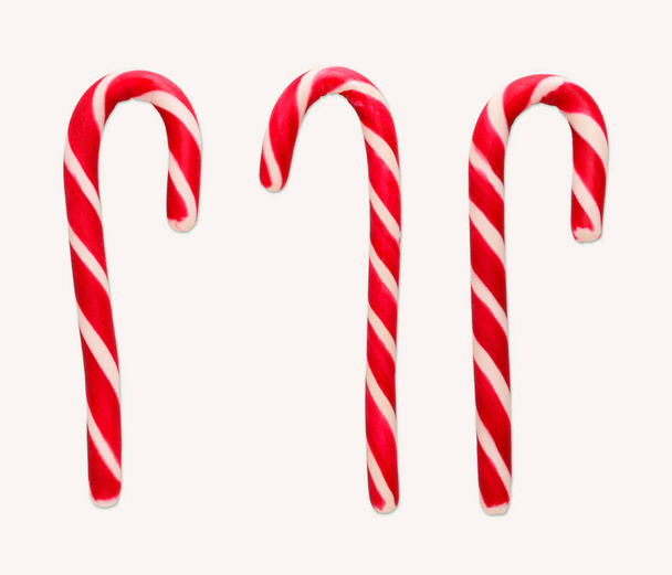 Bastones de caramelo de Navidad rojos y blancos aislados en blanco
 - Foto, Imagen
