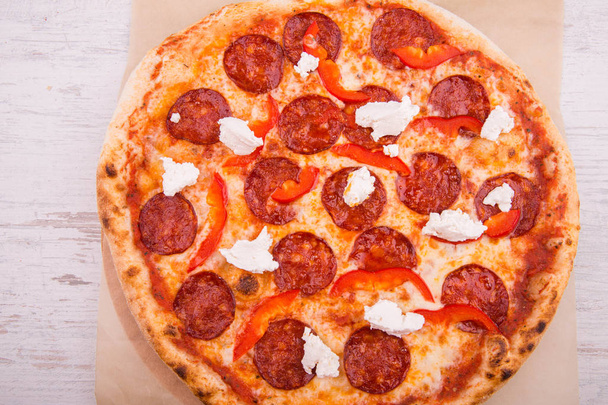 Salami and feta cheese and red pepper pizza - Foto, Bild