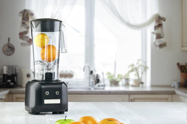 Ηλεκτρικό μπλέντερ για να κάνετε χυμό φρούτων ή το smoothie - Φωτογραφία, εικόνα