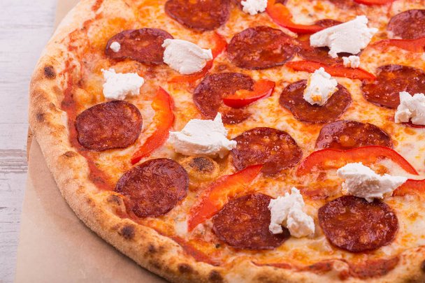 Пицца с красным перцем и кусочки салями под сыром фета
 - Фото, изображение