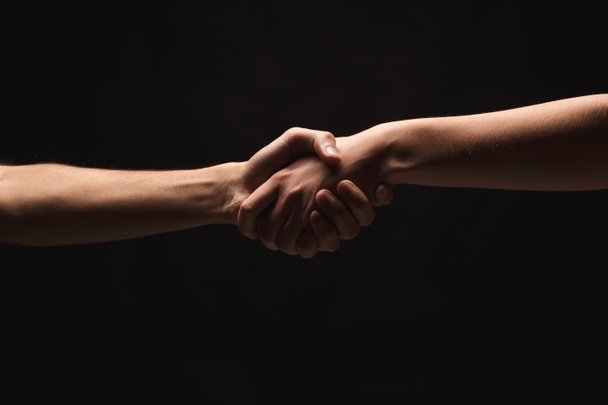 Les mains de l'homme et de la femme amoureux, isolés sur le noir
 - Photo, image