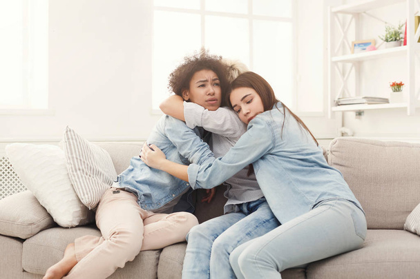 Tres amigas jóvenes charlando en casa
 - Foto, imagen