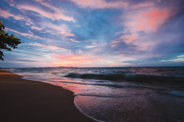 pink sunset on the beach. Beach with waves at dusk. - Fotoğraf, Görsel