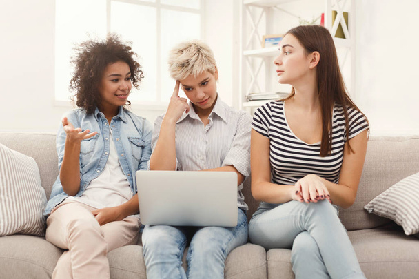 Τρεις γυναίκες λυπημένος που χρησιμοποιούν φορητό υπολογιστή στο σπίτι - Φωτογραφία, εικόνα