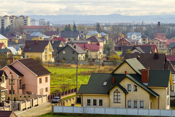 Vue aérienne d'un quartier résidentiel avec des maisons modernes à Ivano-Fran
 - Photo, image