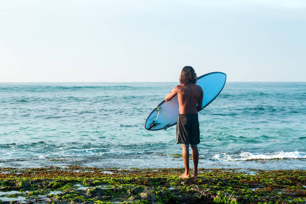 Surfeur se préparant à plonger dans l'eau
 - Photo, image