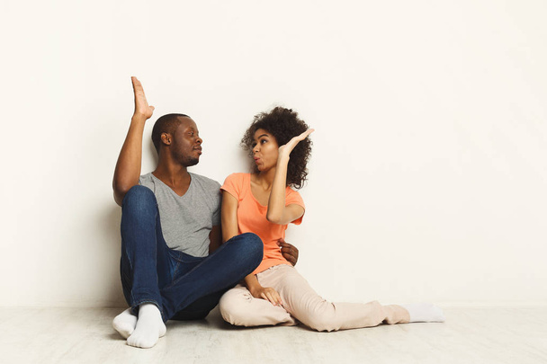 Afro-para, przytulanie, siedząc na podłodze - Zdjęcie, obraz