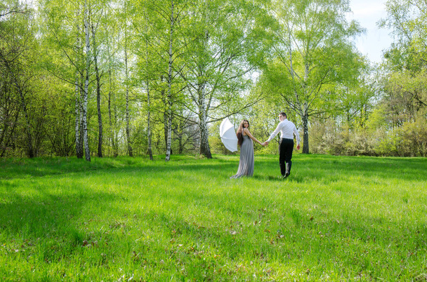 Couple walking in a meadow - Foto, imagen