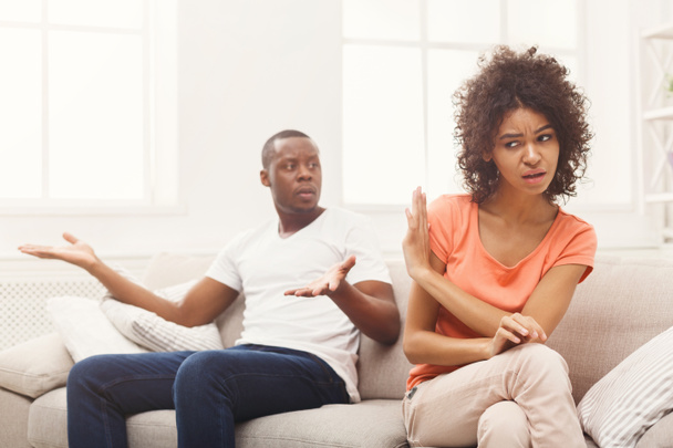 Joven pareja negra peleando en casa
 - Foto, Imagen