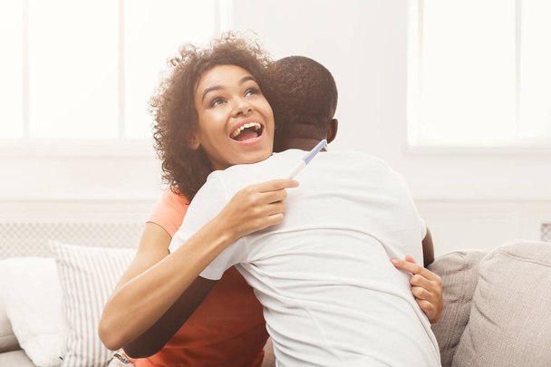 Szczęśliwa para african-american z testu ciążowego - Zdjęcie, obraz