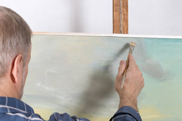 An artist painting in studio - Foto, Imagem