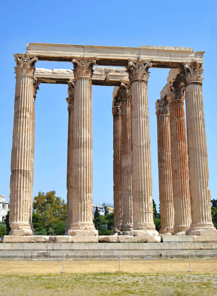 ο ναός του Ολυμπίου Διός στην Αθήνα Ελλάδα - ελληνική αρχαία σημεία ενδιαφέροντος  - Φωτογραφία, εικόνα