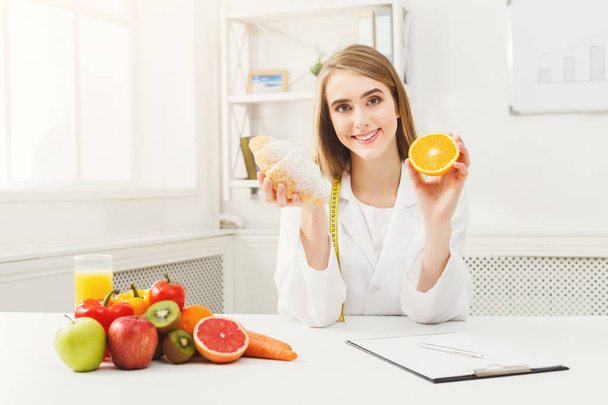 Ruokavalion ravitsemusterapeutin kanssa pulla ja oranssi
 - Valokuva, kuva