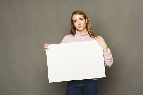 Young smiling woman with blank white paper - Foto, Imagem