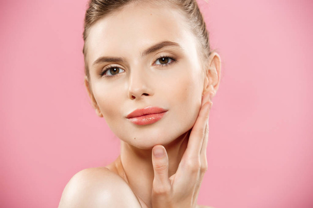 Conceito de beleza - Close-up Retrato de menina caucasiana atraente com beleza pele natural isolada no fundo rosa com espaço de cópia
.  - Foto, Imagem