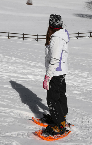 dziewczynka na góry z Odzież sportowa i rakiety śnieżne - Zdjęcie, obraz