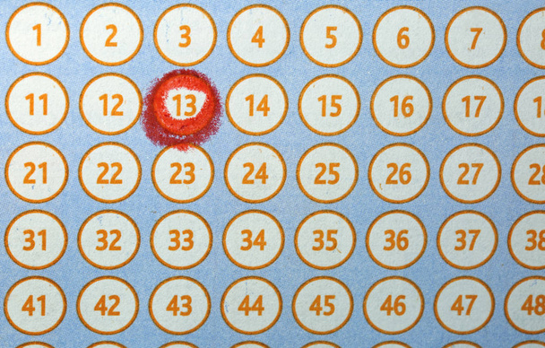 numero 13 ympyröity punaisella bingokortilla arpajaiset
 - Valokuva, kuva