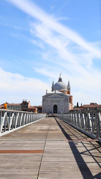 Ahşap ve çelik bağl adak Bridge'de yüzen Venedik İtalya - Fotoğraf, Görsel