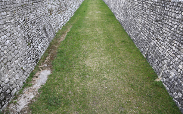 muro di un fosso anti-uomo come protezione di un antico v medievale
 - Foto, immagini