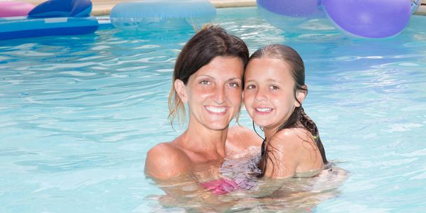 filha bonita com mãe solteira bonita em casa piscina privada
 - Foto, Imagem