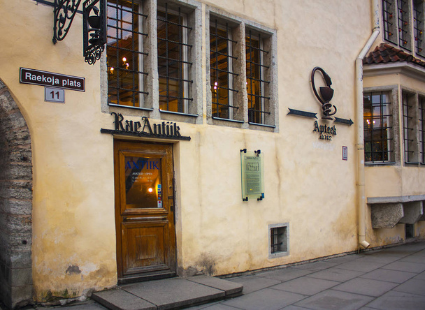 Tallinn, ESTONIA - January 3, 2018: Old drugs of town Pharmacy. It is one of the oldest continually working drugstores in the world (first mentioned in 1422) - Foto, Imagem