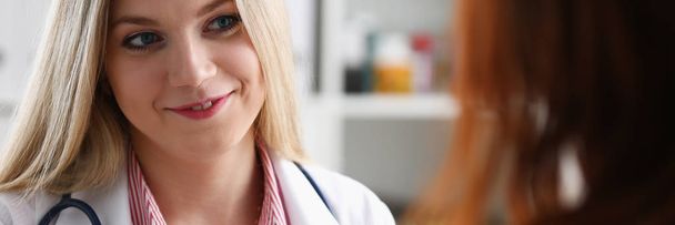 Uśmiechający się piękna kobieta medycyna lekarz wyjaśnić - Zdjęcie, obraz