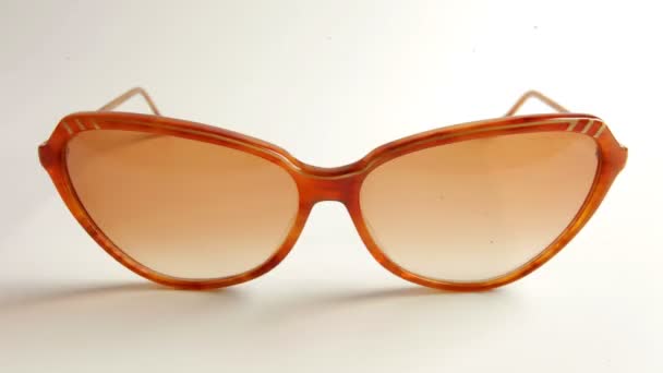 Una collezione di diversi incredibili occhiali da sole retrò
 - Filmati, video