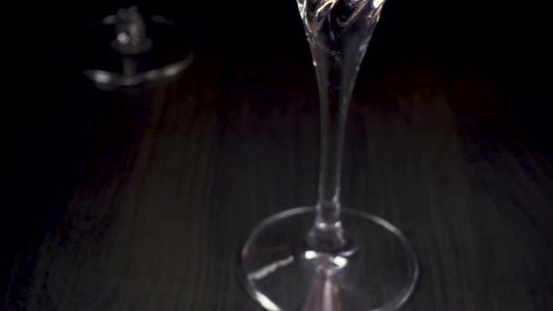 O vinho rosa derrama em um belo copo. Câmera sobe
 - Filmagem, Vídeo