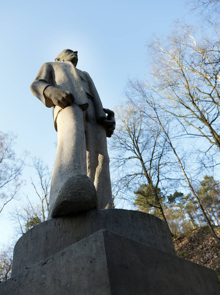 estatua del hombre de piedra en el campamento amersfoort en los Países Bajos
 - Foto, imagen