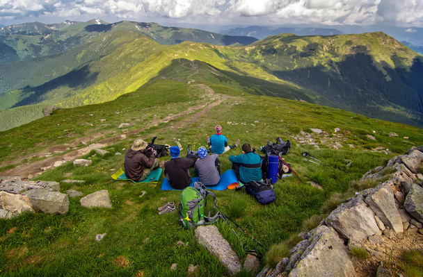 groupe de repos des touristes au sommet de la montagne. Carpates
 - Photo, image
