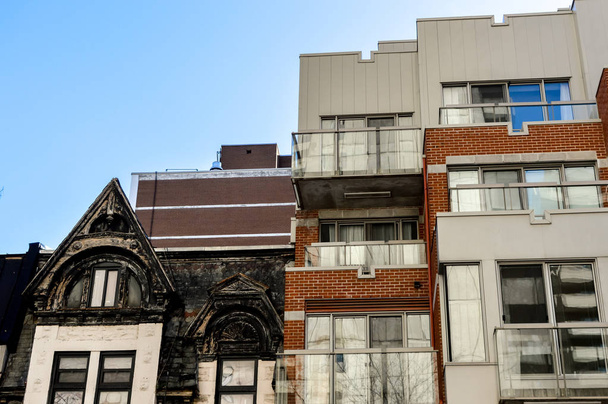 Casas velhas e novas caras com enormes janelas no centro de Montreal, Canadá
. - Foto, Imagem