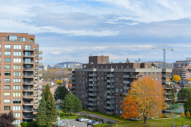 Μοντέρνο διαμέρισμα κτίρια με τεράστια παράθυρα σε πτώση n Μόντρεαλ, Καναδάς. - Φωτογραφία, εικόνα