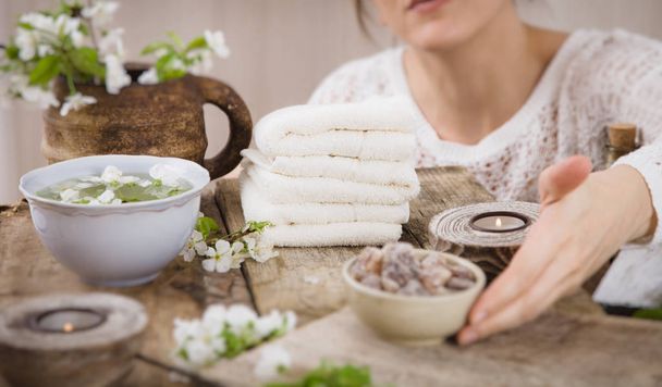 Spa worker with products - 写真・画像